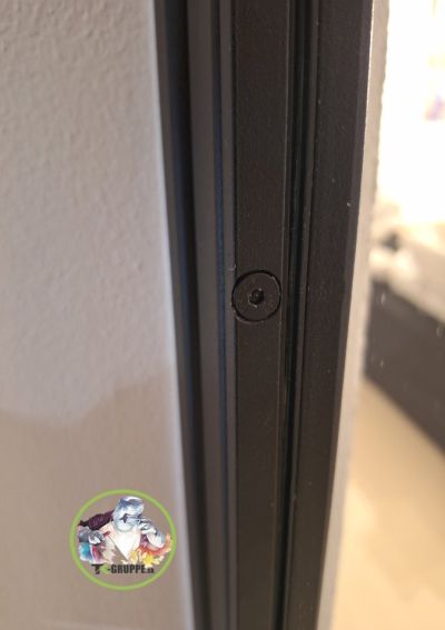 detail kovových dverí, Veľké Leváre