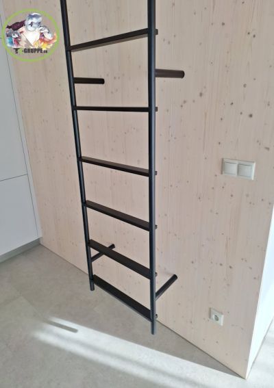 kovový rebrík na poschodie chaty, Korňa