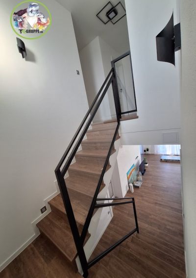 kovové zábradlie prepojené medzi podlažiami, Staškov