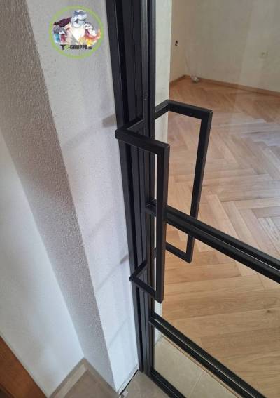 kovové dvere s madlom, Brezno