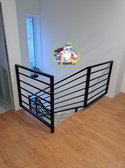 zábradlie na poschodí, Divinka