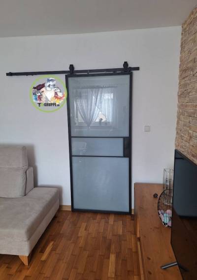 posuvné dvere s mliečnym sklom, Čadca