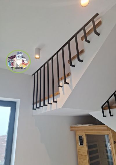 vertikálne zábradlie na medziposchodí, Hrubá Borša