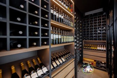 regály na vína Tapas bar, Brno