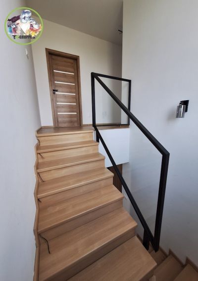 zábradlie so sklenou výplňou, Levice